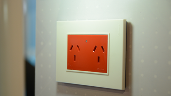 Tomacorrientes con indicador LED de Cambre: fácil de identificar, práctico para garantizar Seguridad Eléctrica