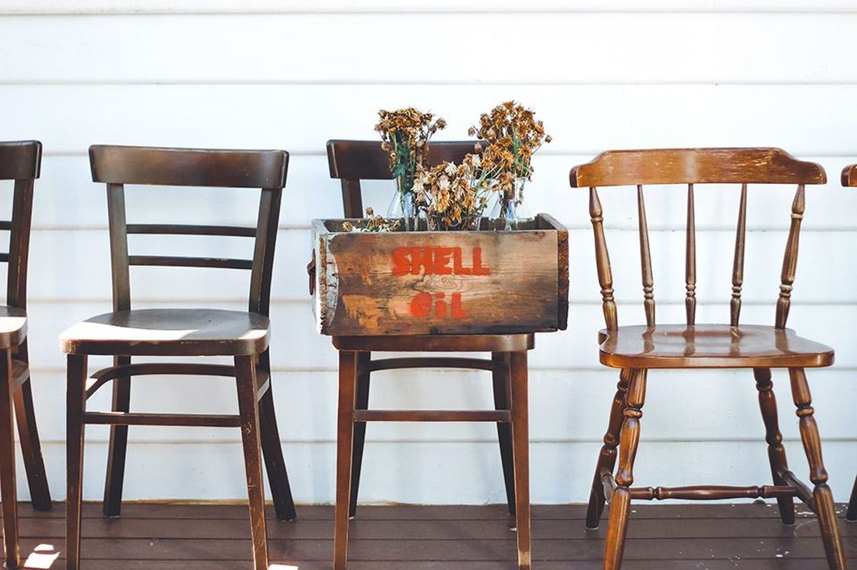 Cómo combinar sillas vintage en el interiorismo actual