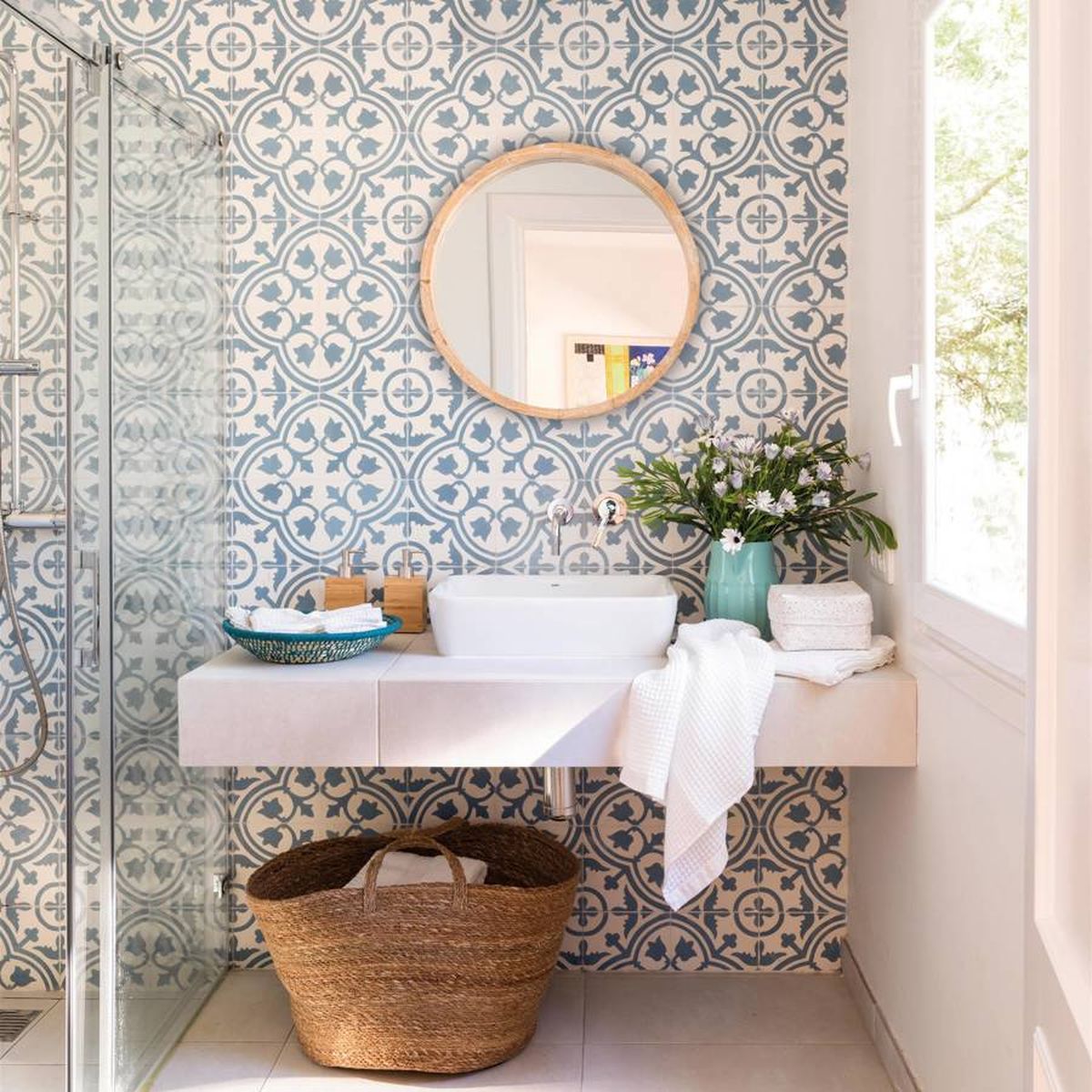 Cómo decorar las paredes del baño: azulejos, papel pintado