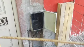 Inseguridad eléctrica. Capital: un operario en grave estado tras explotarle una  caja de  fusibles en la cara