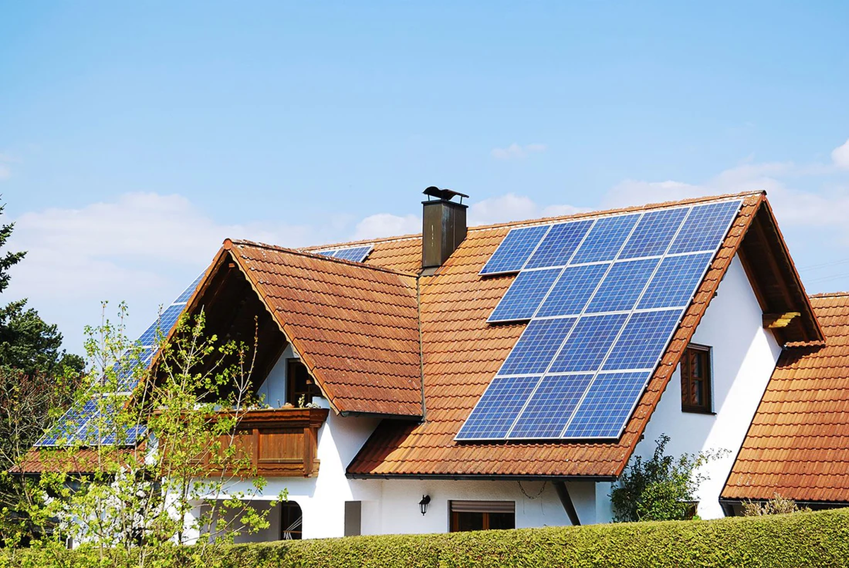 ¿Cómo funcionan los paneles solares en una casa?