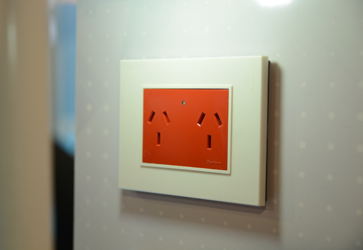 Tomacorrientes con indicador LED de Cambre: fácil de identificar, práctico para garantizar Seguridad Eléctrica