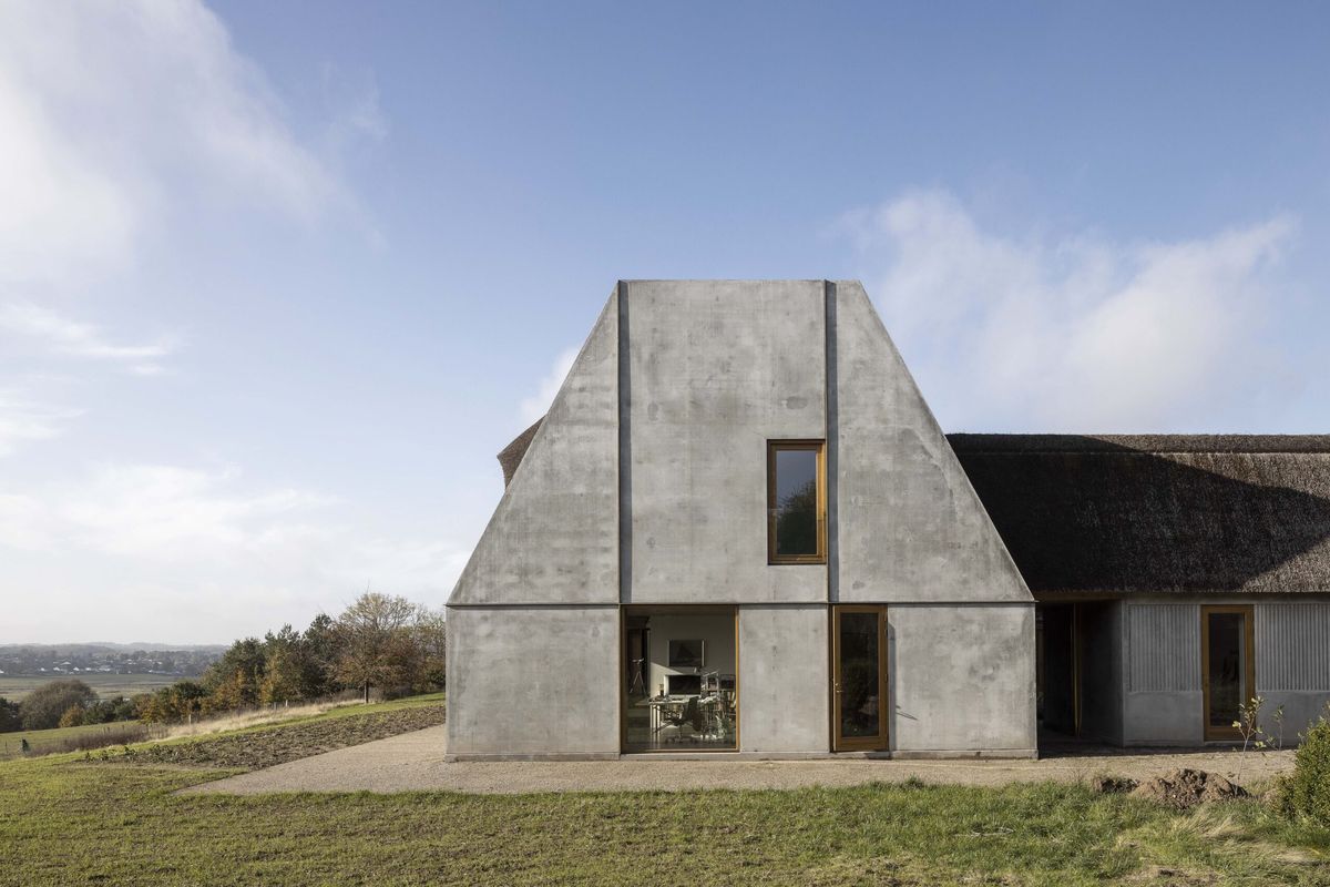 Fusión de arquitectura y paisaje en una granja danesa